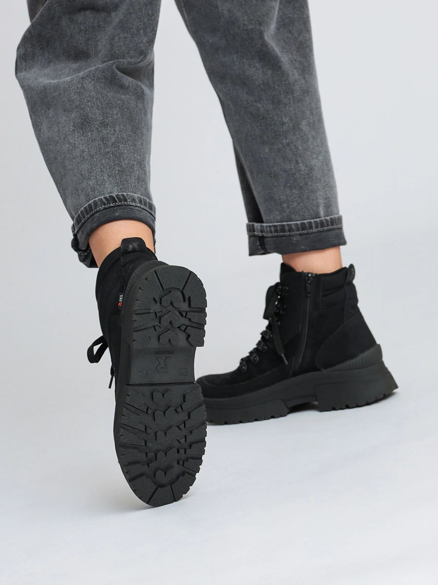 Ботинки в спортивном стиле черного цвета